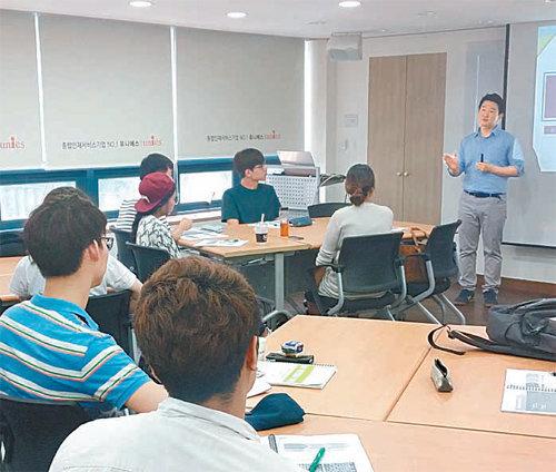 서울 성동구, 동아일보 청년드림센터, 현대모비스가 8월 27일 진행한 ‘청년 취업 성공 프로젝트’에서 강사가 참가자들에게 강의를 하고 있다. 성동구 제공