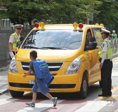 1일 오후 서울 강남구 도곡초등학교 앞에서 경찰이 미신고 통학차량을 단속하고 있다. 경찰은 9월 한 달 동안 어린이 보호구역 내 법규 위반 차량을 집중 단속한다. 변영욱 기자 cut@donga.com