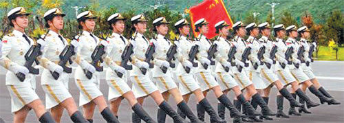 3일 열병식에 처음 참가하는 중국 여군 의장대는 치마 밑단 높이를 동일하게 해 통일감을 줬다. 평균 신장 178cm에 비슷한 키라 제작이 쉬울 것 같지만 각자 허리 높이가 다르기 때문에 땅에서부터 길이를 측정해 길이를 통일시켰다고 한다. 사진 출처 신화왕