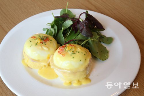 사라베스 레스토랑의 대표 메뉴 ‘에그 베네딕트’. 잉글리시 머핀 위에 올려진 탄력 넘치는 계란, 특히 그 안에 있는 신선한 노른자가 에그 베네딕트의 핵심이다. 최혁중 기자 sajinman@donga.com