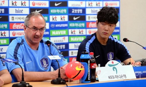 축구대표팀 울리 슈틸리케 감독(왼쪽)이 2일 화성종합경기타운에서 열린 기자회견에서 하루 앞으로 다가온 라오스전 필승을 다짐하고 있다. 슈틸리케 감독은 결과뿐 아니라 내용도 좋아야 한다며, 상대가 비록 약체지만 진지하게 최선을 다하겠다고 밝혔다. 오른쪽은 수비수 김영권. 화성｜김종원 기자 won@donga.com