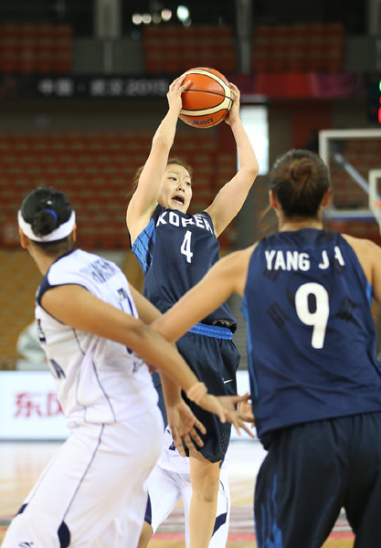 여자농구대표팀 홍아란(가운데)이 2일 중국 우한스포츠센터에서 열린 2015 국제농구연맹(FIBA) 아시아여자선수권대회 인도전 도중 높게 날아온 공을 잡고 있다. 사진제공｜WKBL