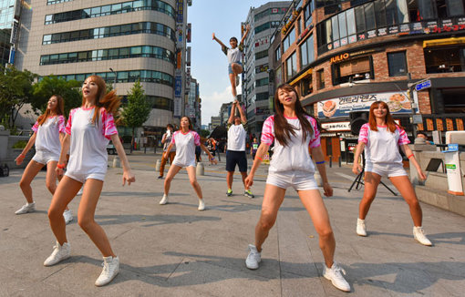 지난달 말 서울 시내에서 펼쳐진 솔저댄스의 한장면. 사진제공｜국방부 조직위