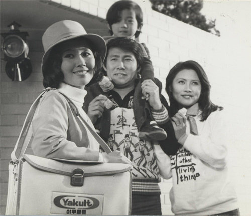 야쿠르트 아주머니는 한국야쿠르트의 상징이자 살아있는 역사다. 사진은 1970년대 야쿠르트 아주머니들을 모집하는 광고의 한 장면이다. 한국야쿠르트 제공