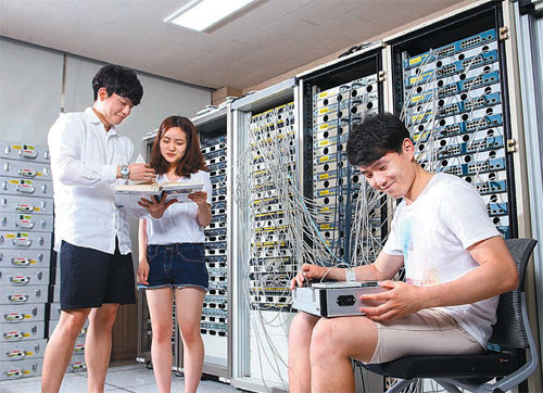 한국기술교육대, 실험실습 50% 편성 한국기술교육대는 이론과 실험실습을 5 대 5로 편성하는 커리큘럼을 운영하고 있다. 네트워크 장비실습실에서 실습을 하고 있는 전기전자통신공학부 학생들. 한국기술교육대 제공