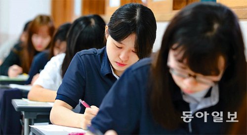 2일 서울 은평구 신도고에서 학생들이 긴장감 속에 마지막 고교 3학년 모의평가를 치르고 있다. 전문가들은 올해 대학수학능력시험도 지난해와 마찬가지로 쉬운 수능이 될 것으로 전망했다. 최혁중 기자 sajinman@donga.com
