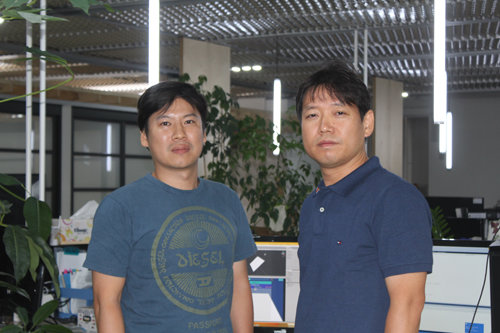 ▲ 장혁수 책임연구원(왼쪽), 김태우 대표이사