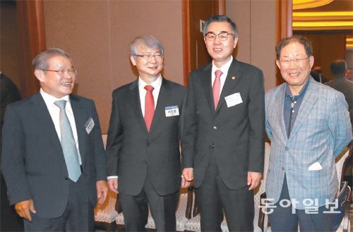 3일 서울 중구 을지로 롯데호텔에서 열린 제3회 ‘동아GT라운드테이블’에 참석한 권태신 한국경제연구원장, 서동원 규제개혁위원회 민간위원장, 정재찬 공정거래위원장, 박병원 한국경영자총협회장(왼쪽부터)이 행사에 앞서 환담을 나누고 있다. 장승윤 기자 tomato99@donga.com