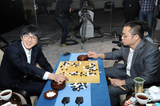 삼성화재배 월드바둑마스터스가 7일 중국 베이징에서 본선 개막식을 갖고 8일부터 32강전을 치른다. 지난해 김지석(왼쪽)과 탕웨이싱의 대회 결승2국 모습. 사진제공｜한국기원