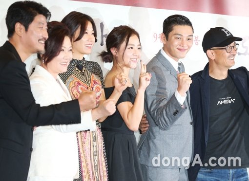 3일 오후 서울 강남구 코엑스에서 열린 영화 ‘사도’ 언론시사회에서 출연진이 파이팅을 외치고 있다. 동아닷컴 국경원 기자 onecut@donga.com