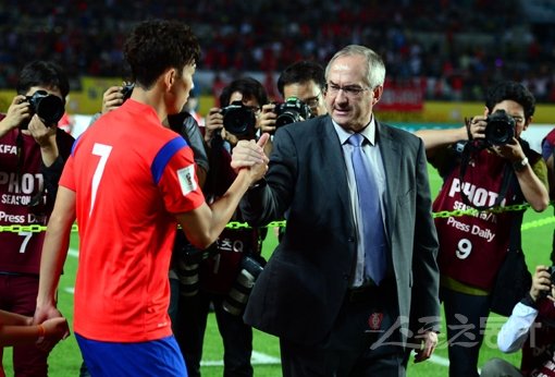 슈틸리케 감독이 이끄는 한국축구대표팀이 3일 화성종합경기타운에서 ‘2018 러시아월드컵’ 라오스와의 아시아지역 2차 예선경기가 열렸다. 한국 슈틸리케 감독(오른쪽)이 손흥민과 악수를 나누고 있다. 화성｜김민성 기자 marineboy@donga.com