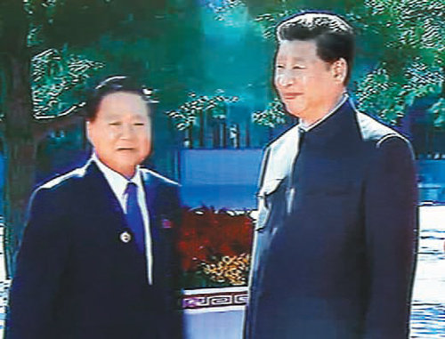 시진핑 중국 국가주석(오른쪽)이 3일 ‘항일전쟁 및 세계 반파시스트 전쟁 승전 70주년’ 행사를 앞두고 고궁박물관 내 남쪽광장에서 최룡해 북한 노동당 비서를 맞고 있다. 중국중앙(CC)TV 화면 캡처
