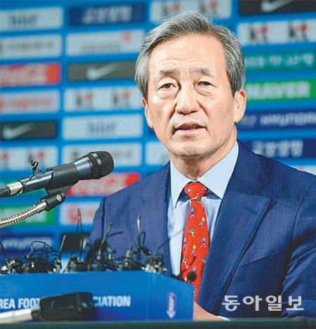 정몽준 대한축구협회 명예회장은 3일 서울 종로구 신문로 축구회관에서 기자회견을 열고 국제축구연맹 (FIFA) 회장 선거의 공정성이 훼손됐다고 주장했다.김민성 스포츠동아 기자 marineboy@donga.com