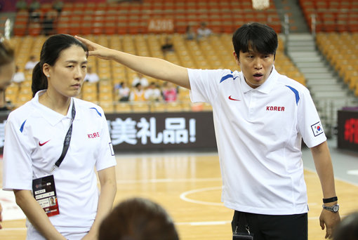 제26회 FIBA 아시아여자농구선수권대회 위성우 감독(오른쪽). 사진제공｜WKBL