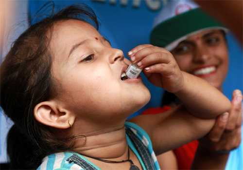 지난달 30일 네팔 누와코트 주의 한 마을에서 국제백신연구소가 준비한 콜레라 백신을 한 소녀가 복용하고 있다. 국제백신연구소 제공