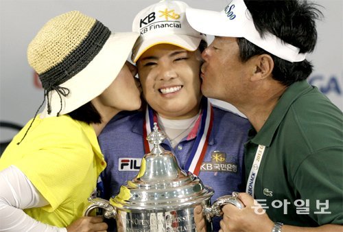 2013년 US여자오픈에서 우승한 박인비 선수를 어머니 김성자 씨와 아버지 박건규 씨가 축하하고 있다. 동아일보DB