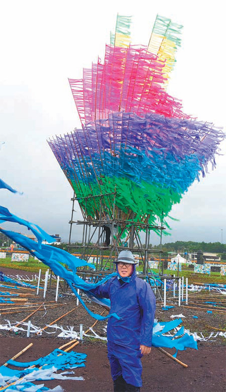 국내에 공공미술을 처음 도입한 김해곤 소장은 2012년 탐라대전에서 깃발작품전을 여는 등 깃발을 소재로 한 설치미술을 하고 있다. 김해곤 소장 제공