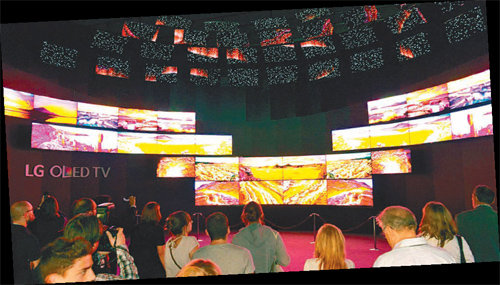 관람객들이 4일(현지 시간) 가전전시회 ‘IFA 2015’에서 LG전자 부스에 설치된 64대의 유기발광다이오드(OLED) TV를 이용한 ‘밤하늘의 별’ 전시를 보고 있다. LG전자 제공