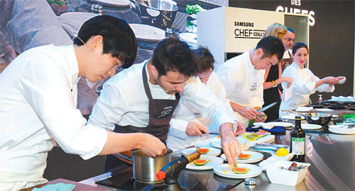독일 베를린에서 4일(현지 시간) 열린 가전전시회 ‘IFA 2015’에서 미셸 트루아그로(왼쪽에서 두 번째) 등 세계 정상급 셰프들이 삼성 ‘셰프 컬렉션’ 제품을 이용해 음식을 만들고 있다. 삼성전자 제공