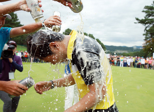 김대현이 6일 KPGA투어 매일유업오픈에서 우승하며 통산 4승째를 달성한 뒤 동료들의 맥주 세례를 받고있다. 사진제공｜KPGA