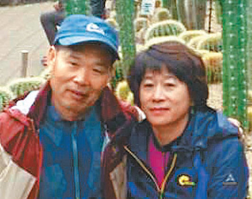 돌고래호 생존자 3명을 구조한 97흥성호 선장 박복연 씨(왼쪽)와 부인 김용자 씨. 박복연 씨 제공