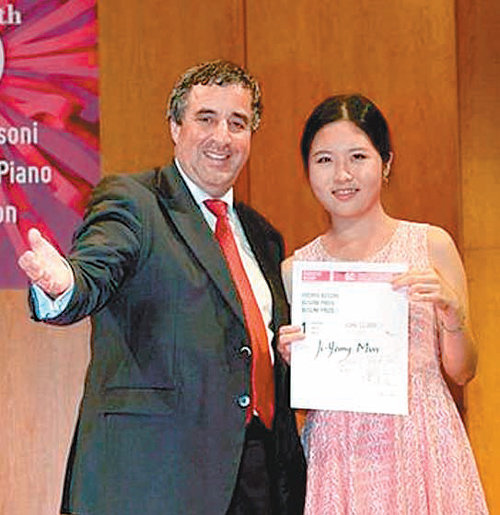 제60회 부소니 국제 콩쿠르에서 1위를 차지한 뒤 상장을 들고 있는 문지영 씨(오른쪽)와 콩쿠르 개최지인 이탈리아 볼차노 시의 루이지 스파뇰리 시장. 한국예술종합학교 제공