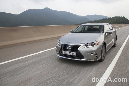 조창현의 신차명차 시승기] '깡패연비' 렉서스 Es 300H “막 타도 16Km/ℓ 훌쩍”｜동아일보