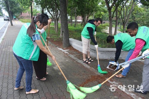 영남대 캠퍼스에서 1일 열린 새마을 조기 청소의 날 행사에서 박정희새마을대학원 학생들이 인도를 청소하고 있다.