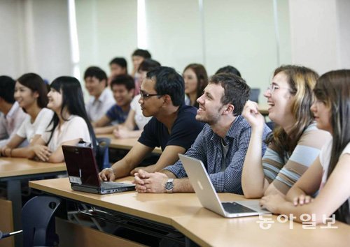 영남대 국제학부 수업. 영남대에는 51개국 1200여 명의 유학생이 공부하고 있다.