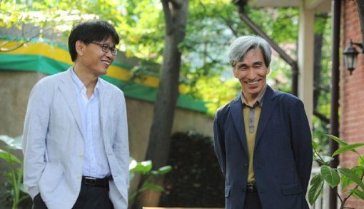 한국 정치의 문제점에 대해 얘기하는 김호기 교수와 정해구 교수(오른쪽).