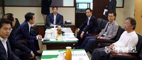 7일 10년 만에 서울시 문화관광위를 방문한 정명훈 서울 시향 감독이 문광위 소속 시의회의원들과 인사를 나누고 있다. 김경제기자 kjk5873@donga.com