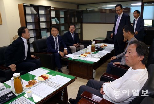 7일 10년 만에 서울시 문화관광위를 방문한 정명훈 서울 시향 감독이 문광위 소속 시의회의원들과 인사를 나누고 있다. 김경제기자 kjk5873@donga.com