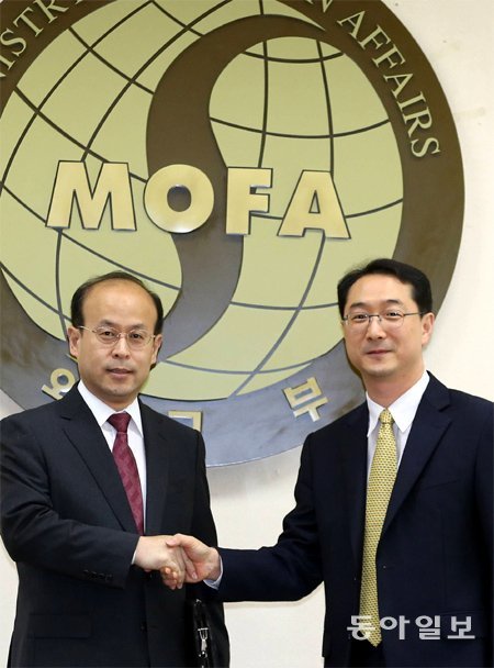 7일 서울 종로구 외교부에서 한국 6자회담 차석대표인 김건 외교부 북핵외교기획단장(오른쪽)과 중국 6자회담 차석대표인 샤오첸 중국 외교부 한반도사무 부대표가 만나 악수하고 있다. 홍진환 기자 jean@donga.com
