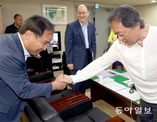 정명훈 서울시향 예술감독(오른쪽)이 7일 오전 서울시의회를 찾아 이상묵 시의회 문화체육관광위원장과 인사하고 있다. 김경제 기자 kjk5873@donga.com