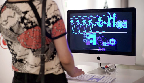 관람객 참여 작품 ‘사용자가 직접 만드는 한글 그림서체’. 자판의 아무 키나 세 개를 누르고 마지막 키를 반복해서 누르면 서체가 바뀐다. 모니터 3개의 결과가 스크린 하나에 합쳐지는 퍼포먼스 작품이다. 대림미술관 제공