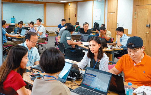 전국 기업 현장교사들이 충남 천안의 한국기술교육대 능력개발교육원에서 4박 5일간 일정으로 일학습병행 교육훈련 프로그램 개발 교육을 받고 있다. 한국기술교육대 제공
