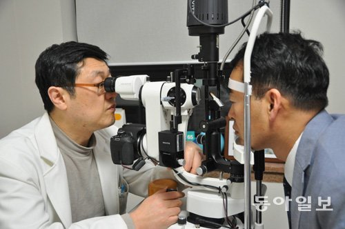 김병엽 건양의대 김안과병원 교수가 백내장 환자를 진찰하고 있다.