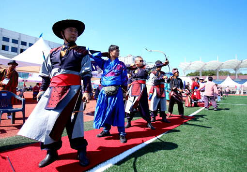 세계 전통 활쏘기 축제인 제9회 세계민족궁대축전이 18~23일 충북 청주시에서 열린다. 지난해 10월 충북 단양군에서 열린 대축전 모습. 사진제공｜국민생활체육회