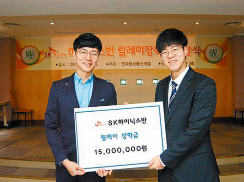 영진전문대를 졸업하고 올해 SK하이닉스에 취업한 장기영 씨(왼쪽)가 전자정보통신계열 학생 대표 전재형 씨에게 장학금 1500만 원을 전하고 있다.
영진전문대 제공