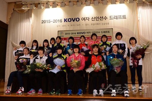 2015~2016 KOVO 여자부 신인드래프트가 9일 서울 강남구 리베라호텔에서 열렸다. 프로 구단의 선택을 받은 선수들이 함께 모여 기념촬영을 하고 있다. 김진환 기자 kwangshin00@donga.com