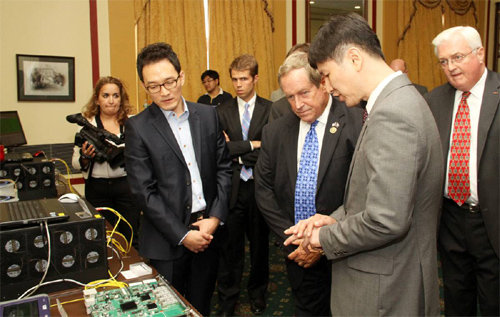 미국 하원 군사위원회 소속 조 윌슨 의원(공화당·앞줄 가운데)이 SK텔레콤 관계자들로부터 관련 설명을 듣고 있다. SK텔레콤 제공