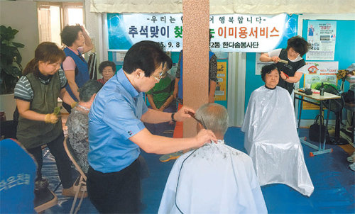 영도구 한다솜봉사단원들이 8일 이송도경로당에서 이미용 봉사활동을 하고 있다. 영도구 제공