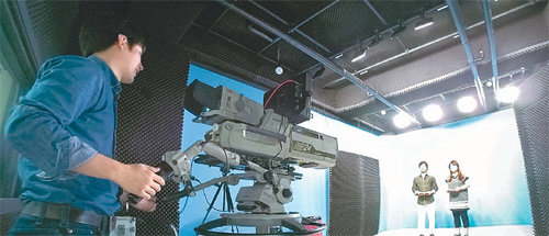 올해 7월 국내 최초로 24시간 CCM전문 TV방송을 시작한 CMTV의 제작진이 프로그램을 만들고 있다. CMTV 제공