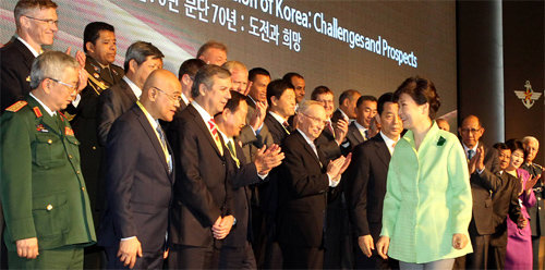 30개국 국방차관 - 안보 전문가 서울에 박근혜 대통령이 9일 서울 중구의 한 호텔에서 열린 ‘2015
 서울안보대화’ 개막식에서 참가자들과 기념촬영을 한 뒤 단상을 내려오고 있다. 박 대통령은 기조연설에서 “한반도 통일은 
세계사적으로 20세기 냉전의 역사를 종식시키는 일이 될 것”이라고 말했다. 청와대사진기자단