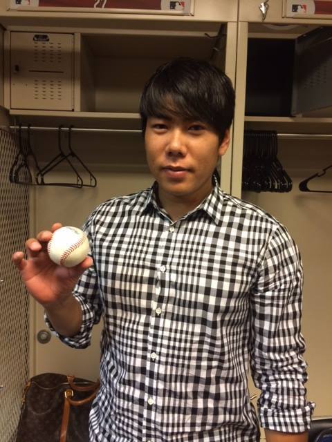 강정호가 만루홈런을 친 볼을 들고 포즈를 취하고 있다. (사진 =피츠버그 구단 제공)