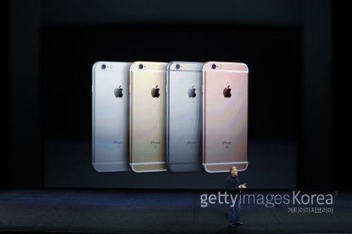 필 쉴러 애플 마케팅 부사장이 10일(한국시간) 새로 출시될 아이폰6S와 아이폰6S플러스를 소개하고 있다. 이날 애플은 미국 캘리포니아주 샌프란시스코에 위치한 빌그레이엄오디토리엄에서 신제품 공개행사 가졌다. 사진=ⓒGettyimages멀티비츠