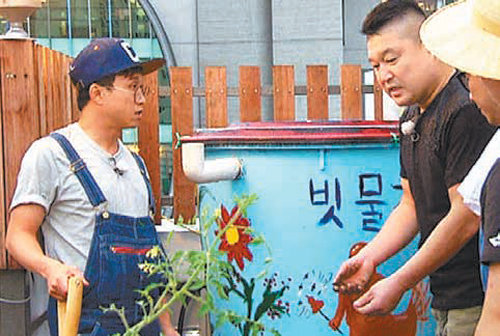 7년 만에 게스트로 출연한 예능 프로그램에서 도시 농사꾼으로 변신해 구슬땀을 흘린 강호동(오른쪽). KBS 제공