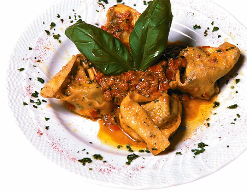 긴 반도 국가인 이탈리아는 지역마다 식생과 기후가 달라 파스타도 다양하다. 밀가루 반죽에 치즈, 생선, 고기 등의 다양한 재료로 속을 채워 만두처럼 만드는 파스타 토르텔리. 돌베개 제공