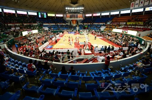 우려대로였다. 12일 새 시즌의 막을 올린 남자프로농구는 최근 터진 불법 스포츠 도박 사건의 여파로 관중이 크게 줄었다. SK-모비스전이 열린 13일 잠실학생체육관의 스탠드가 텅 비어있어 을씨년스럽다. 잠실｜김민성 기자 marineboy@donga.com
