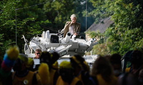 영국 유명 디자이너 비비언 웨스트우드 씨가 영국 육군이 사용하는 FV432 장갑차를 타고 데이비드 캐머런 총리의 사저를 향해 가고 있다. 사진 출처 가디언
